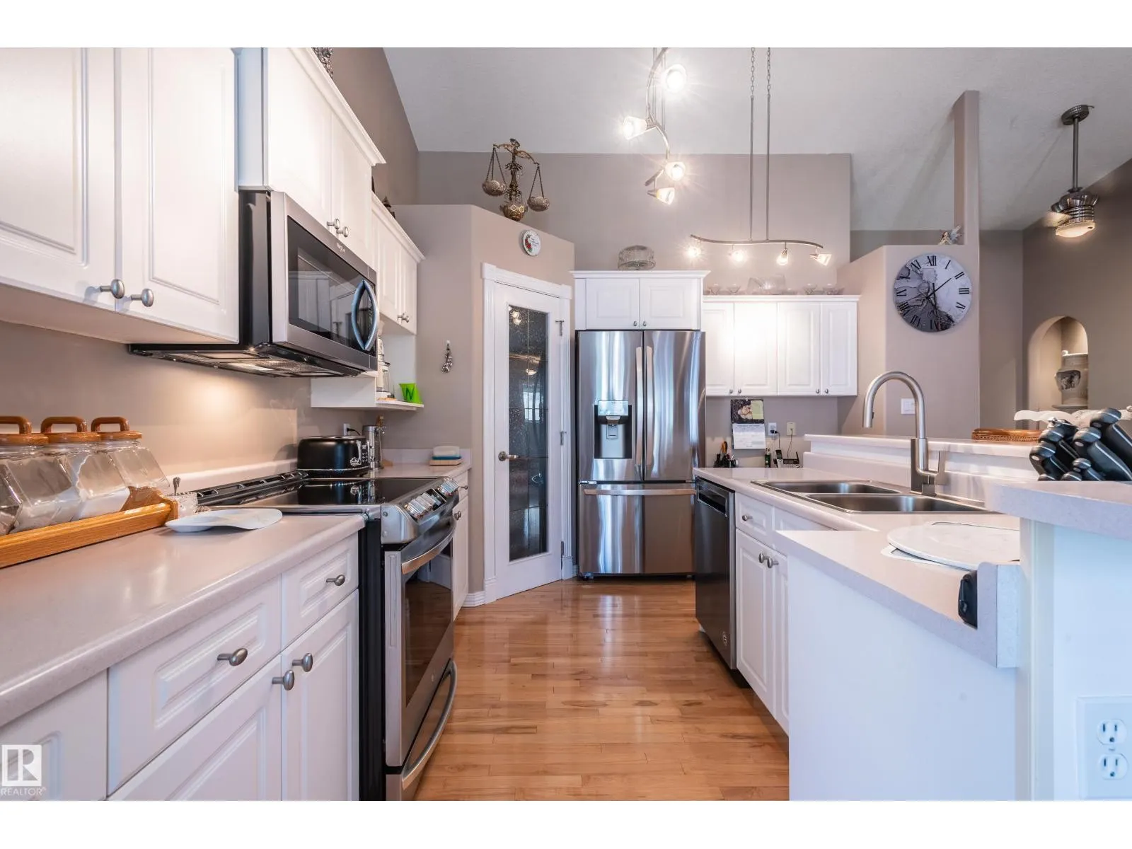 28 OAKDALE PL