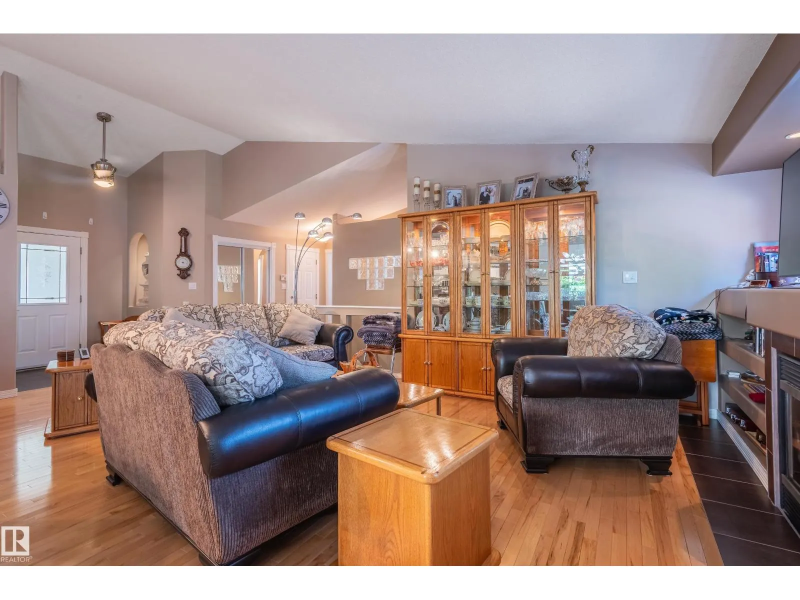 28 OAKDALE PL