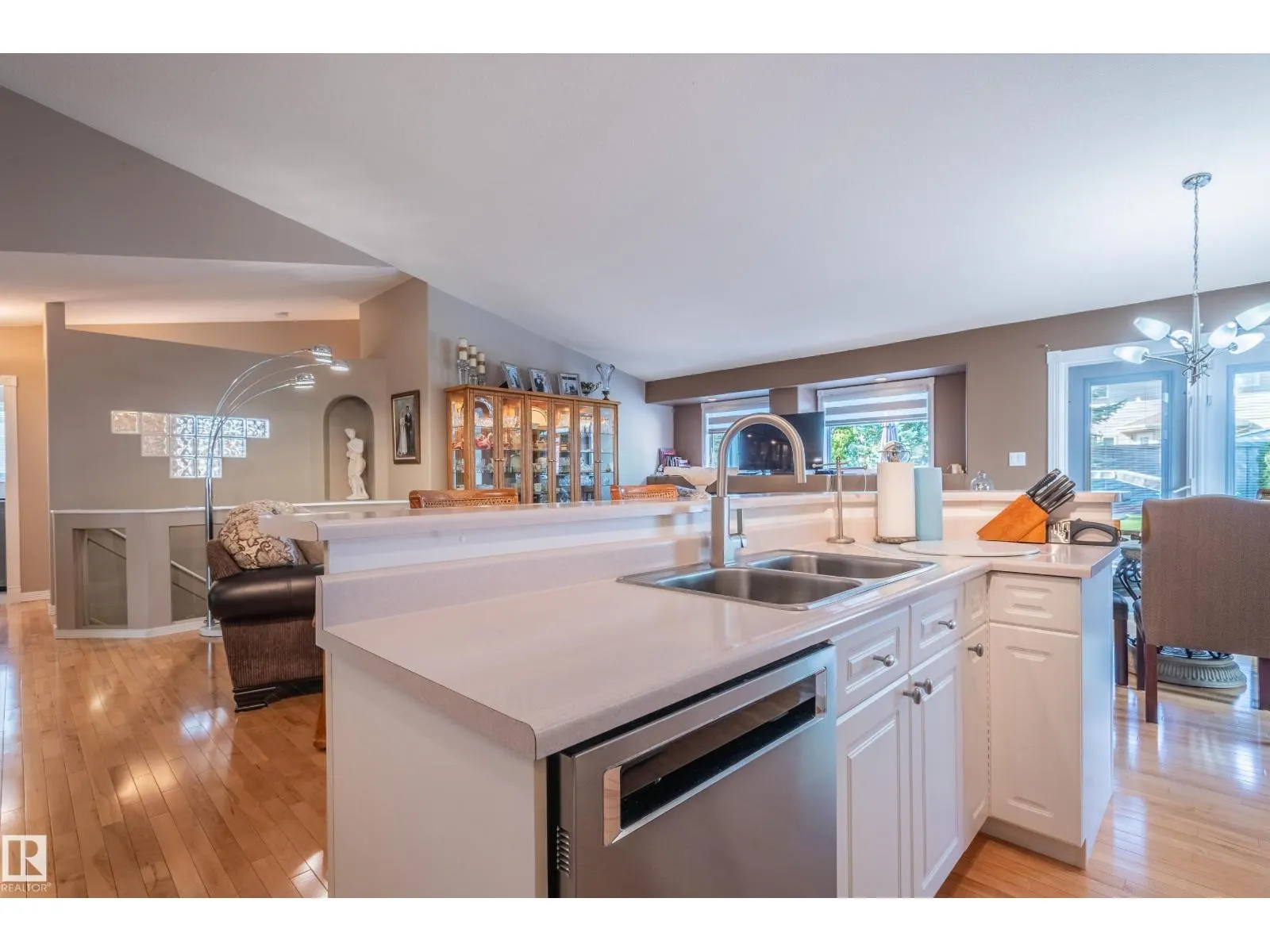 28 OAKDALE PL