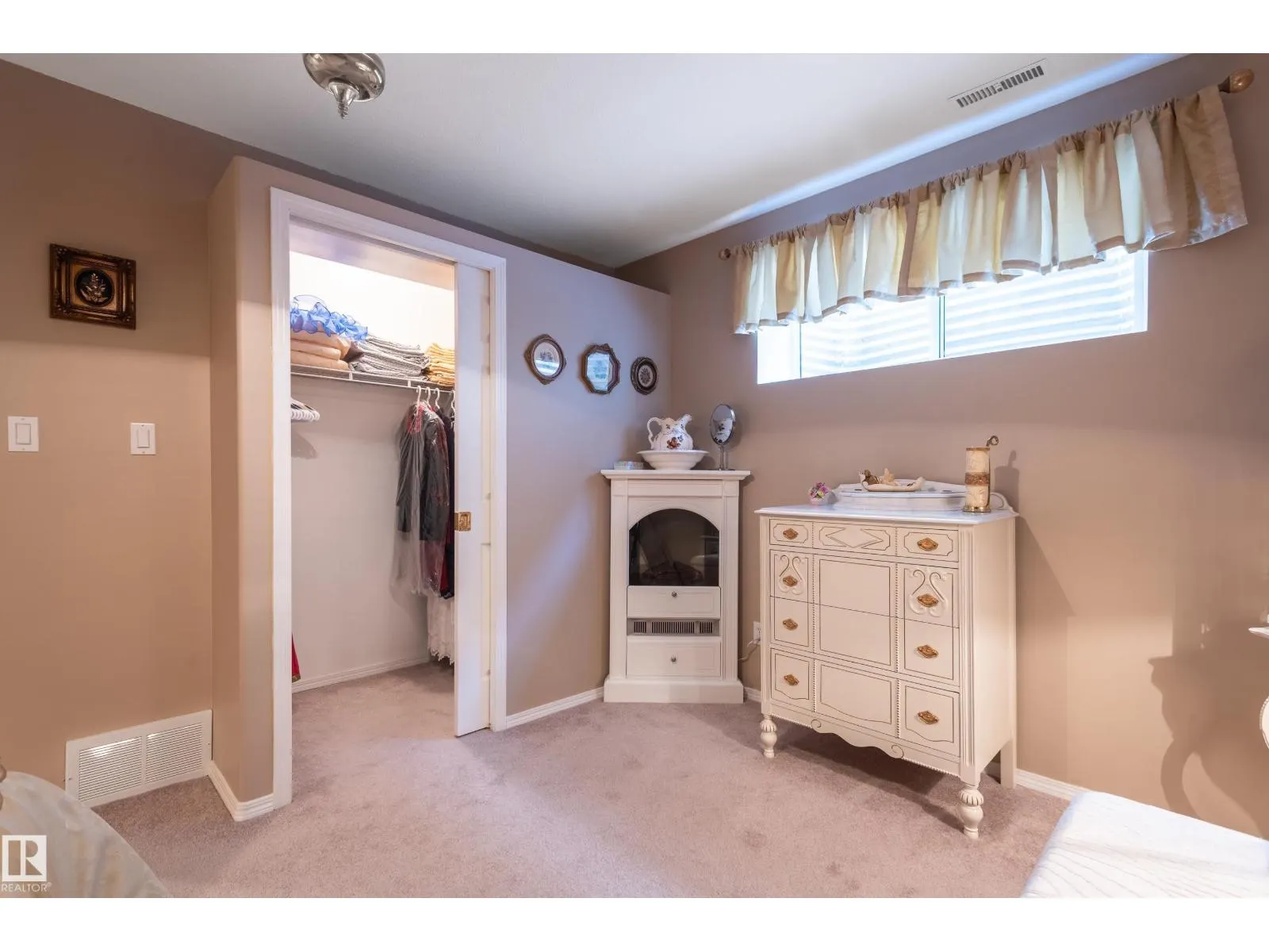28 OAKDALE PL