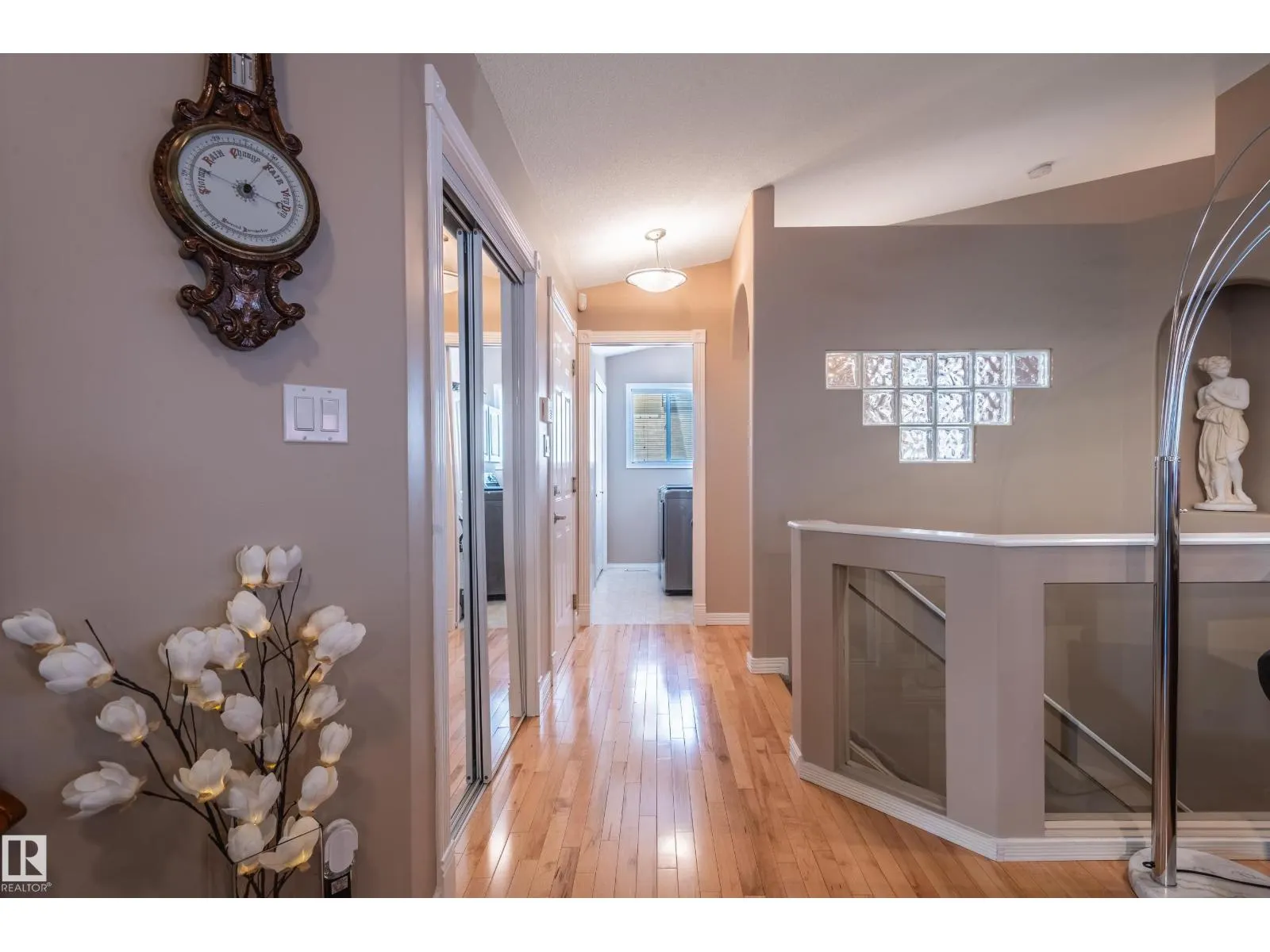 28 OAKDALE PL