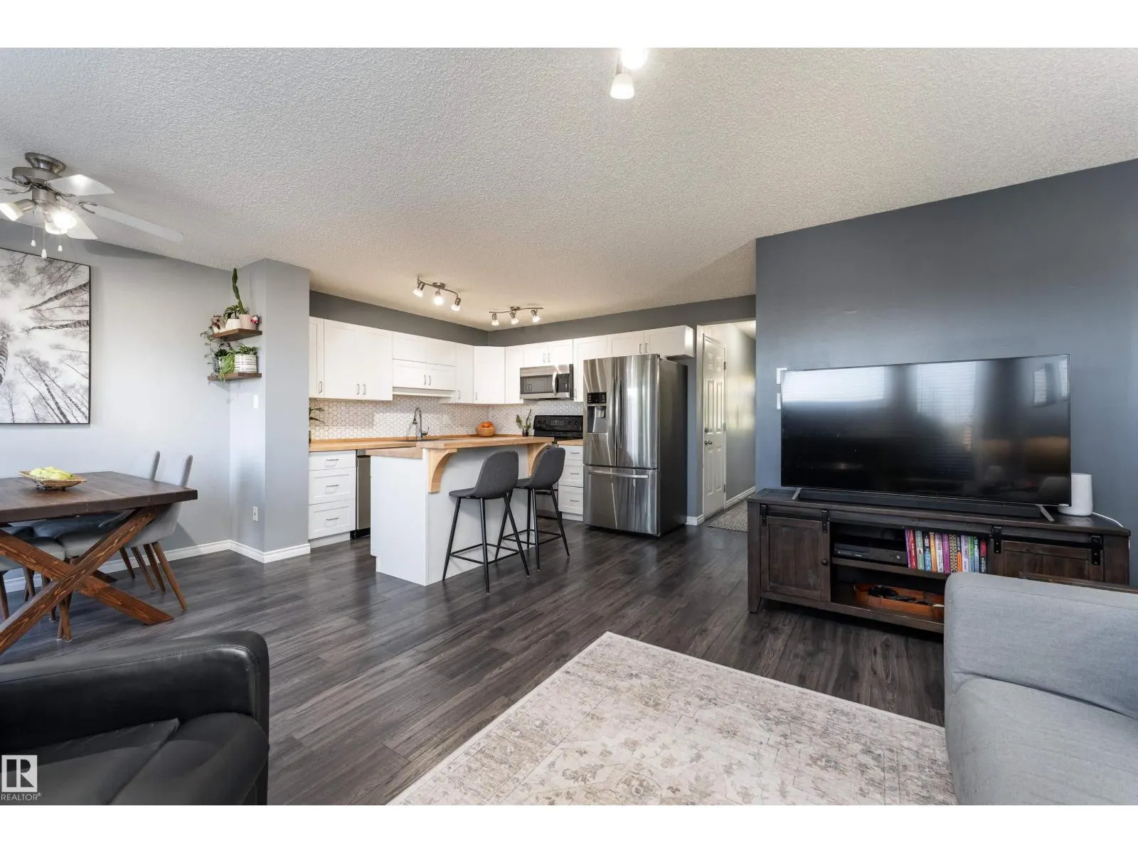 7956 2 AV SW