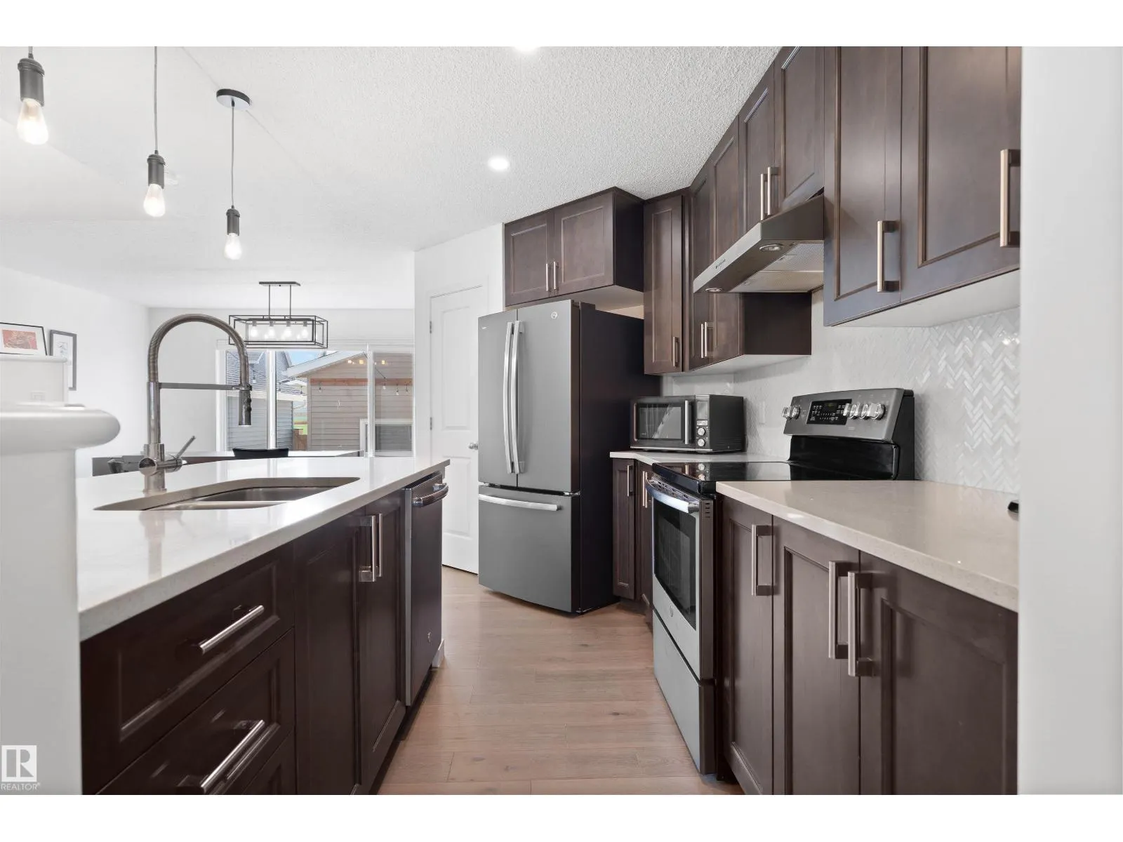 2208 82 ST SW