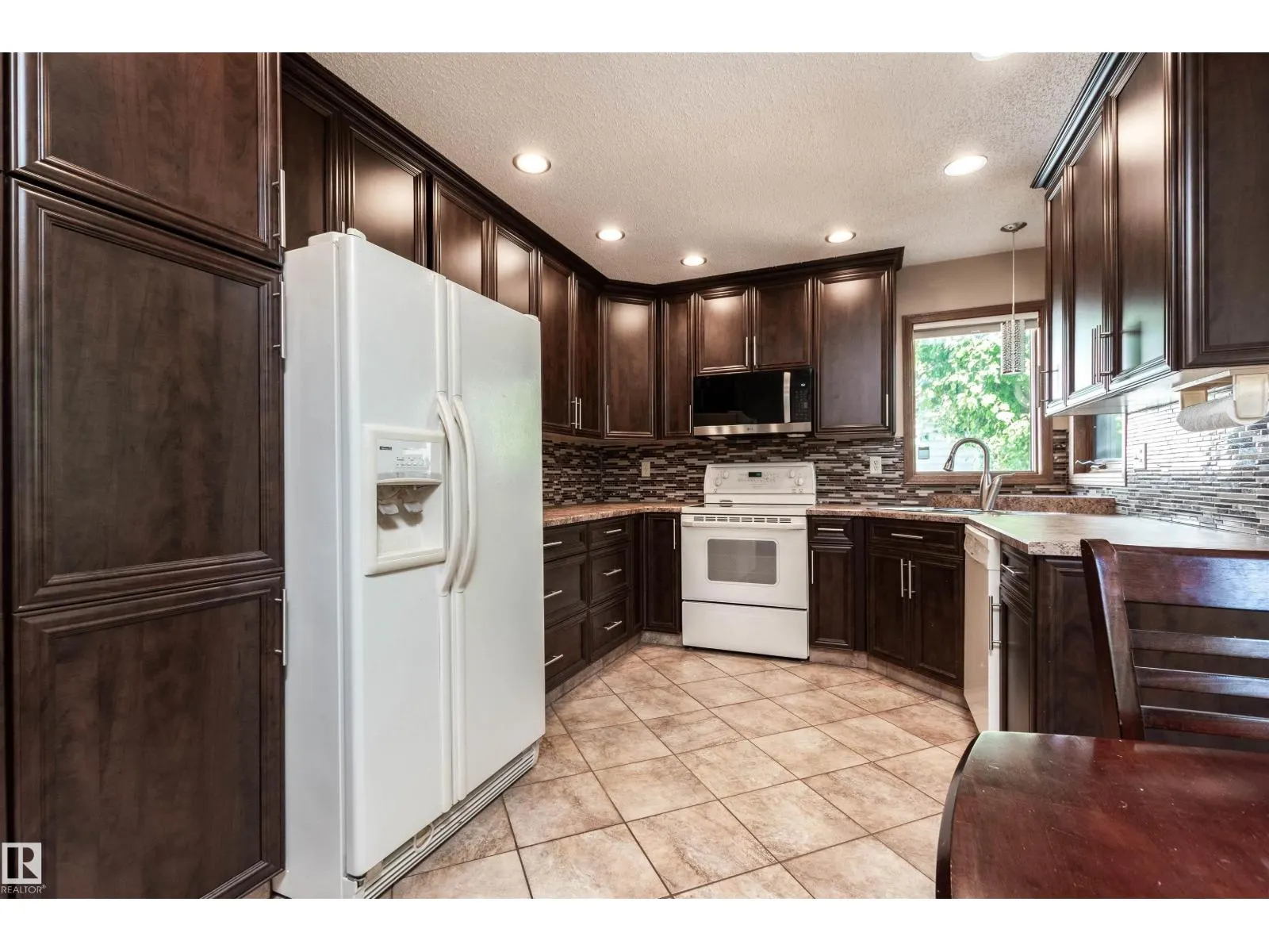 695 MEADOWVIEW DR