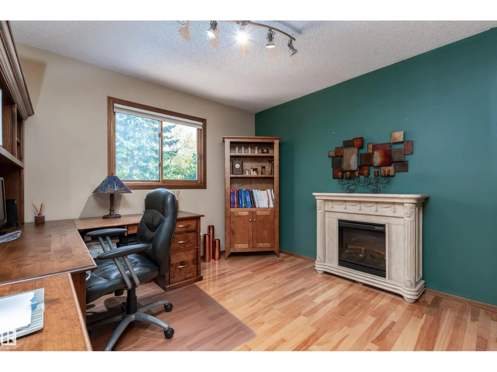 695 MEADOWVIEW DR