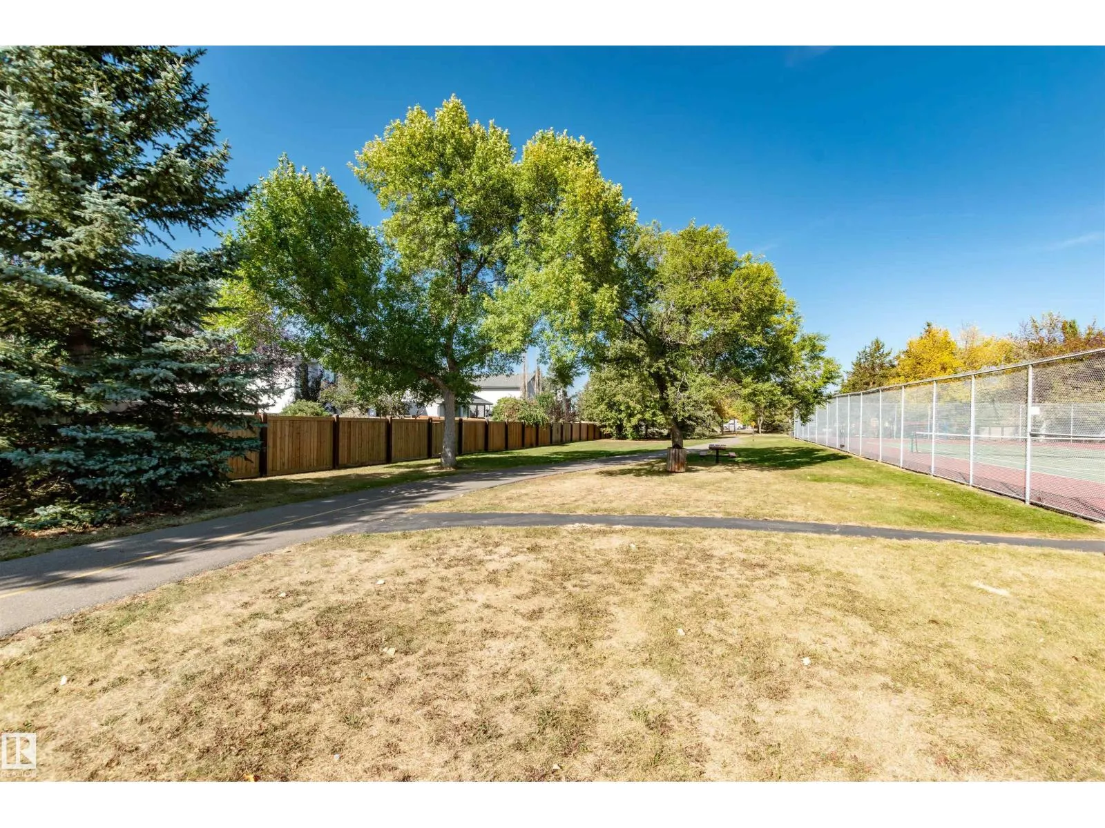 695 MEADOWVIEW DR