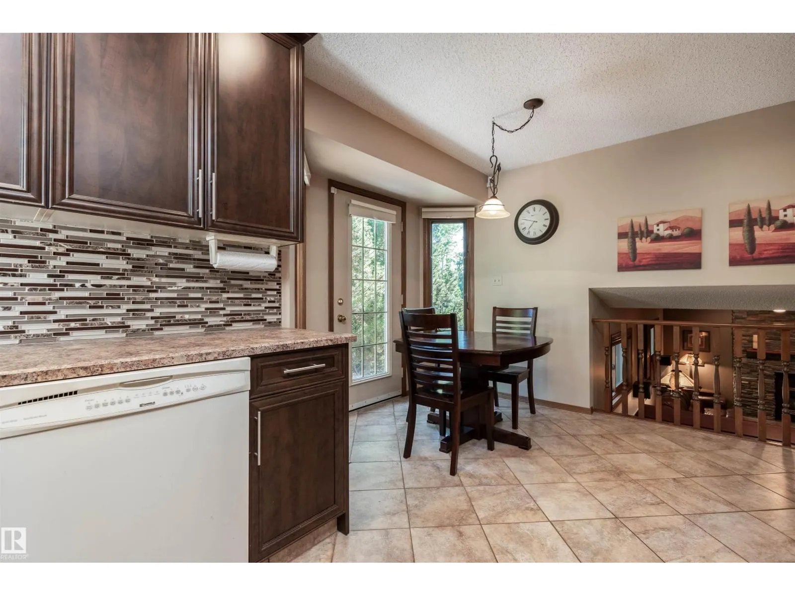 695 MEADOWVIEW DR