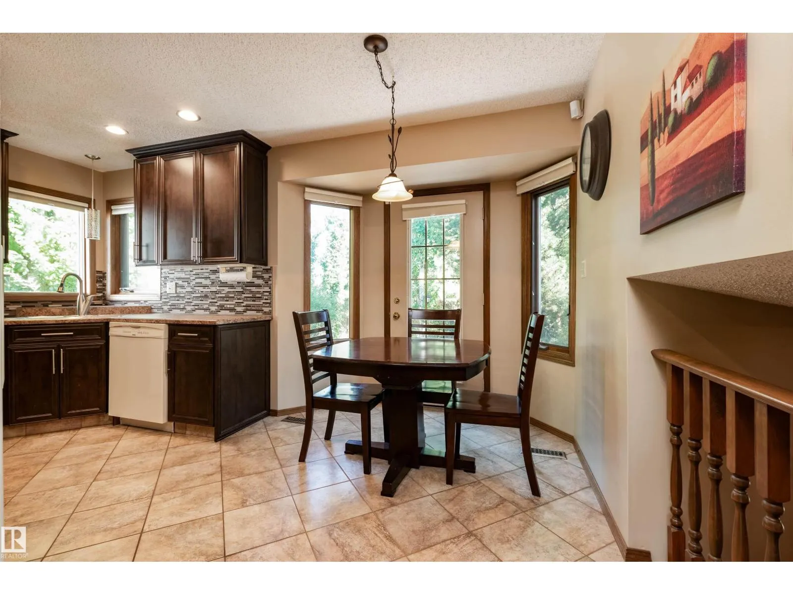 695 MEADOWVIEW DR