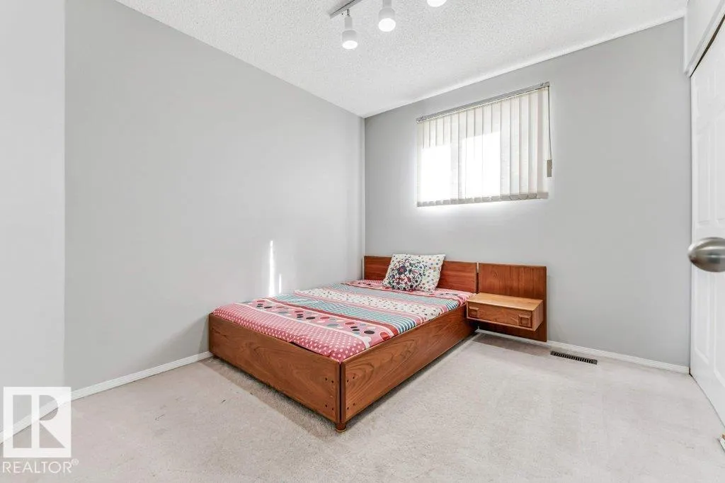 18416 77 AV NW