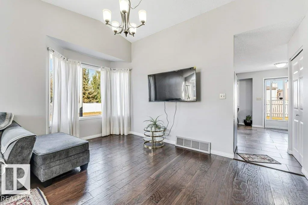 18416 77 AV NW