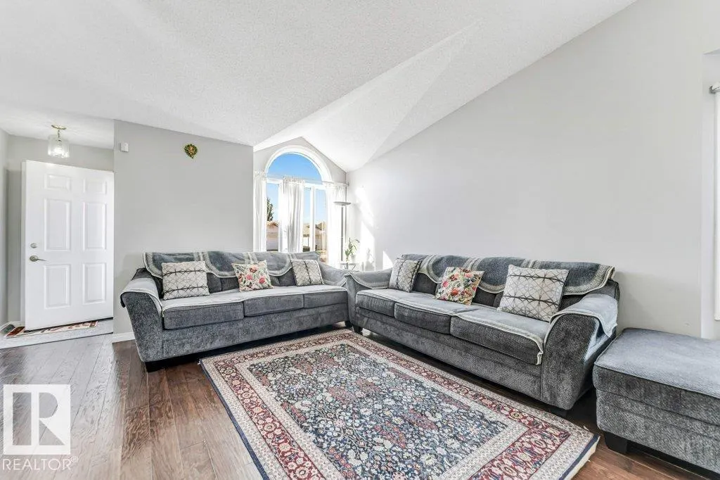 18416 77 AV NW