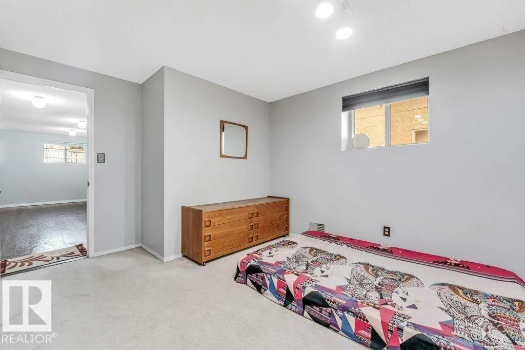 18416 77 AV NW