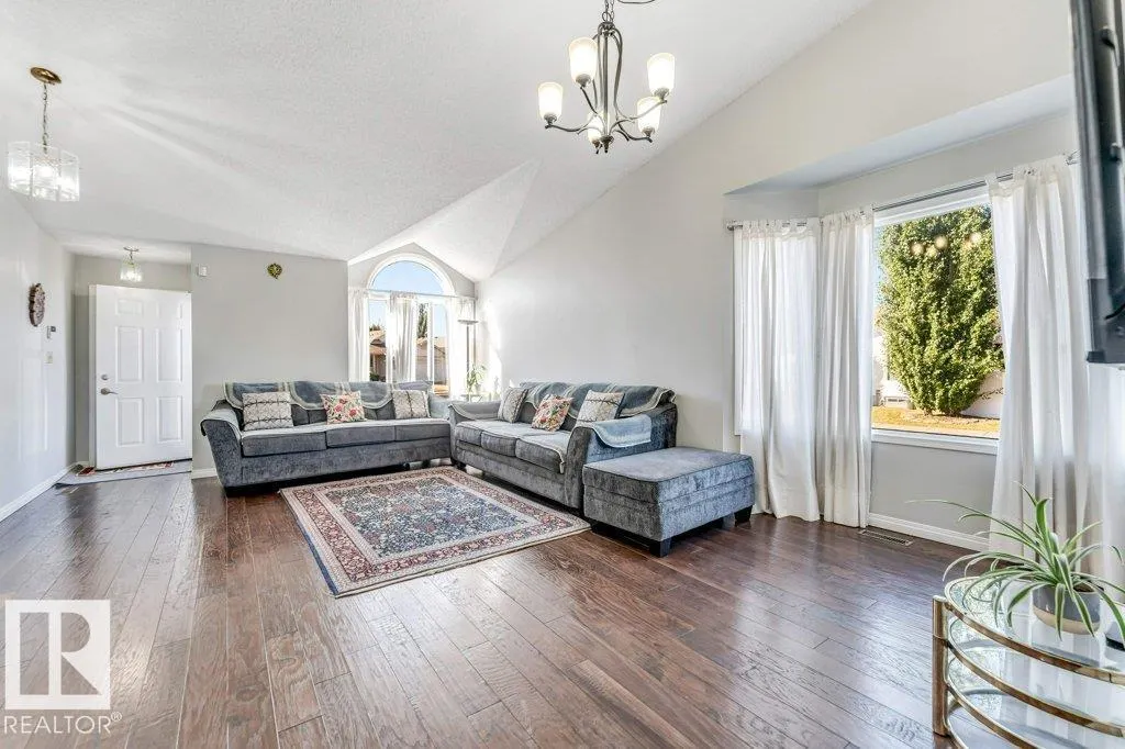 18416 77 AV NW