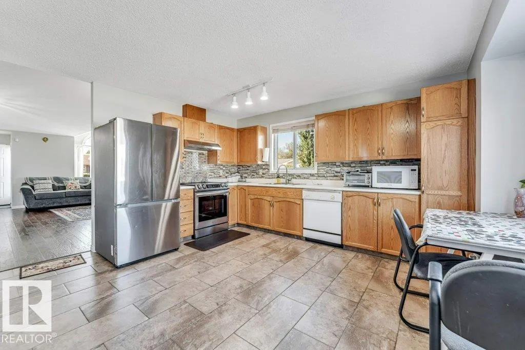 18416 77 AV NW
