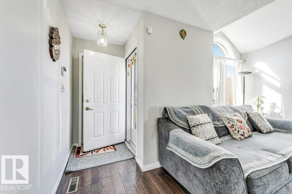 18416 77 AV NW