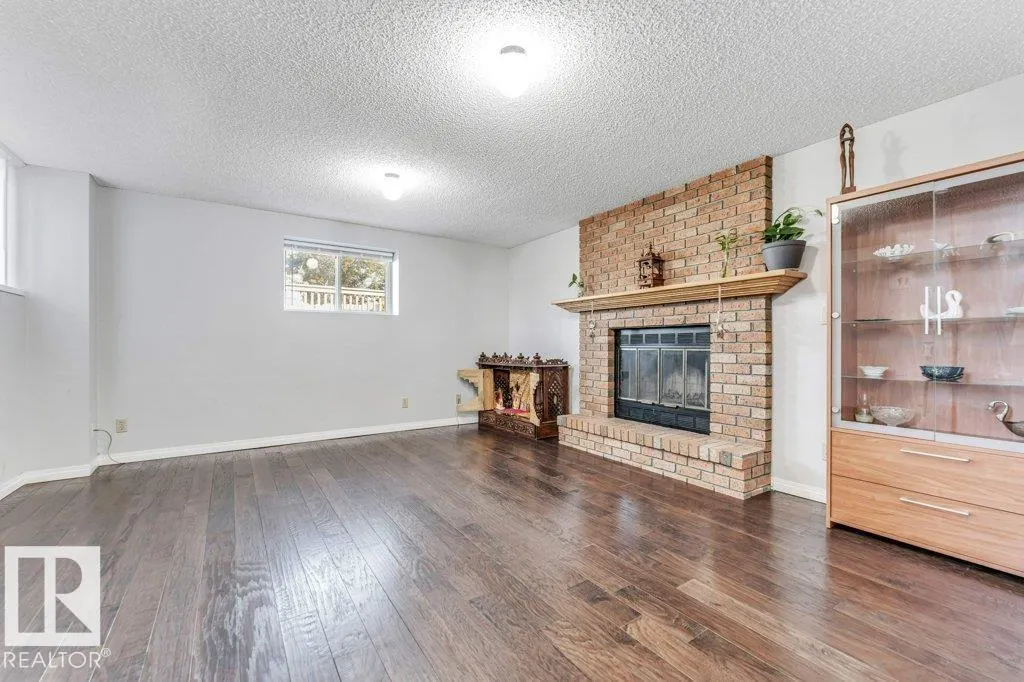18416 77 AV NW