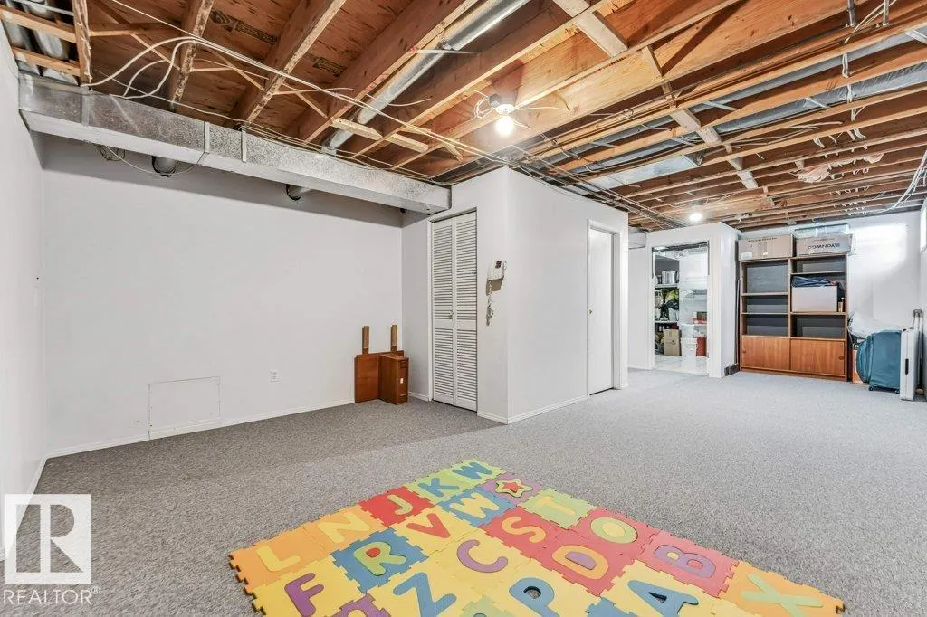 18416 77 AV NW