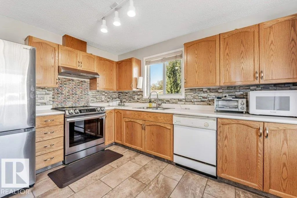 18416 77 AV NW