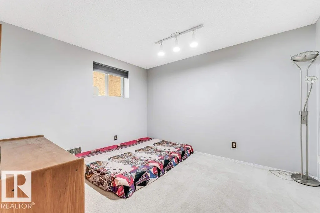 18416 77 AV NW