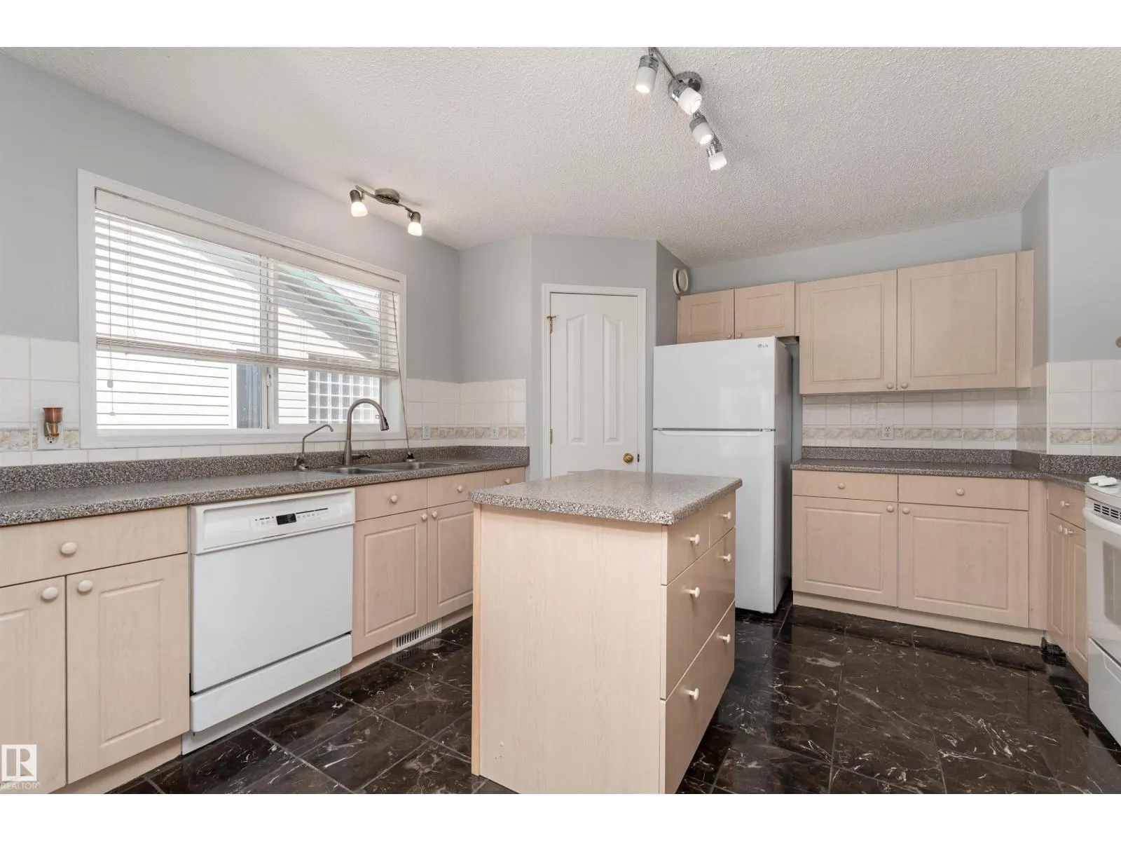 1027 GRAHAM CO NW