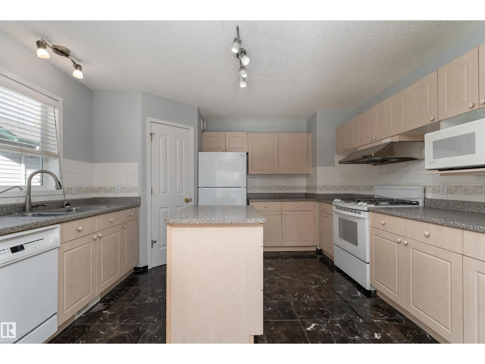 1027 GRAHAM CO NW