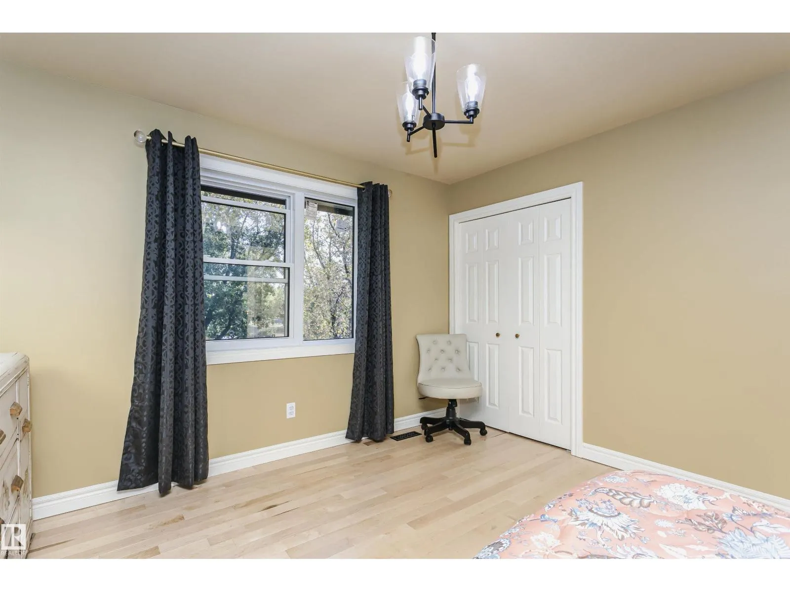 15104 42 AV NW