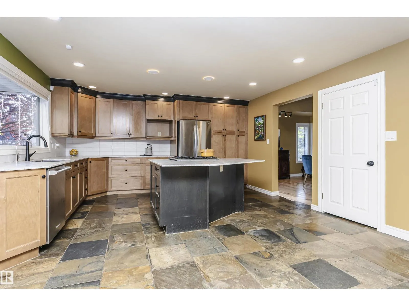15104 42 AV NW