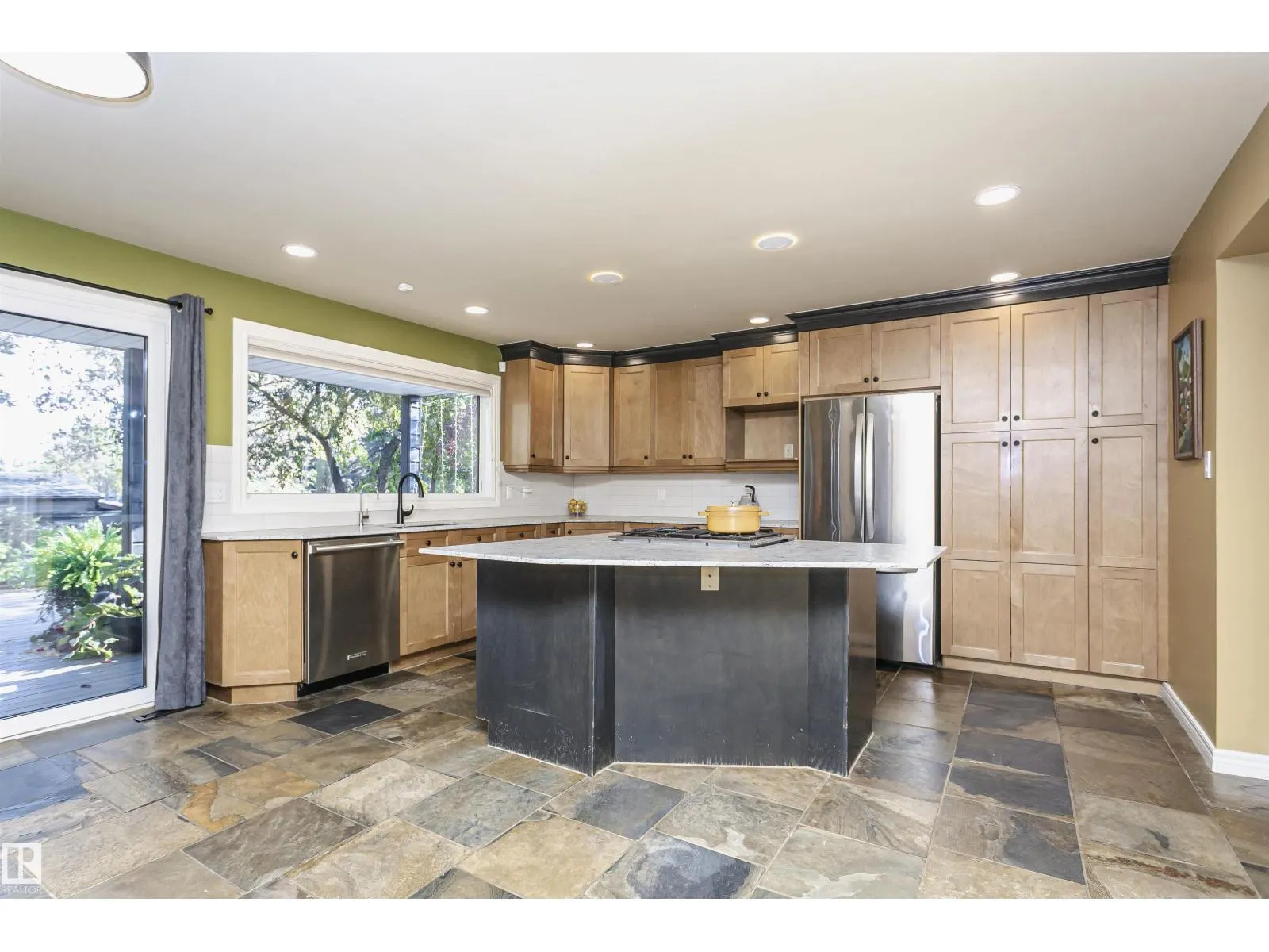 15104 42 AV NW