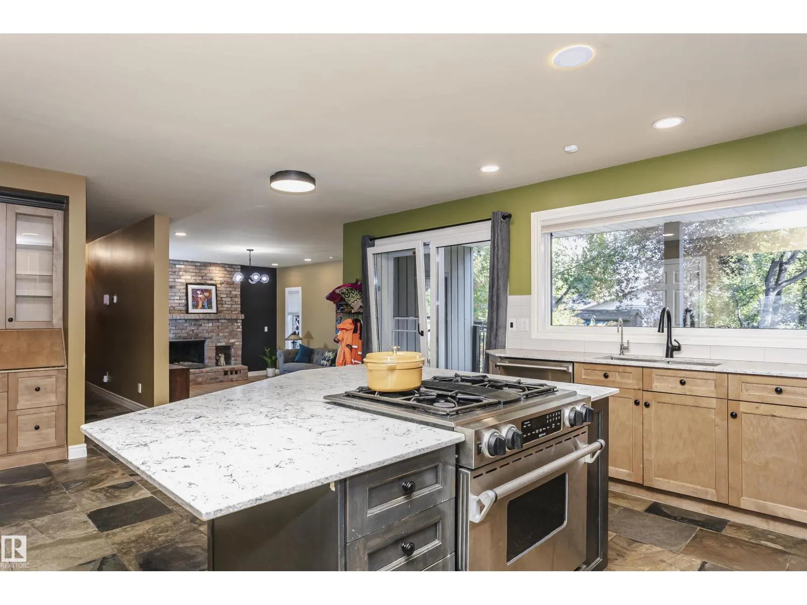 15104 42 AV NW
