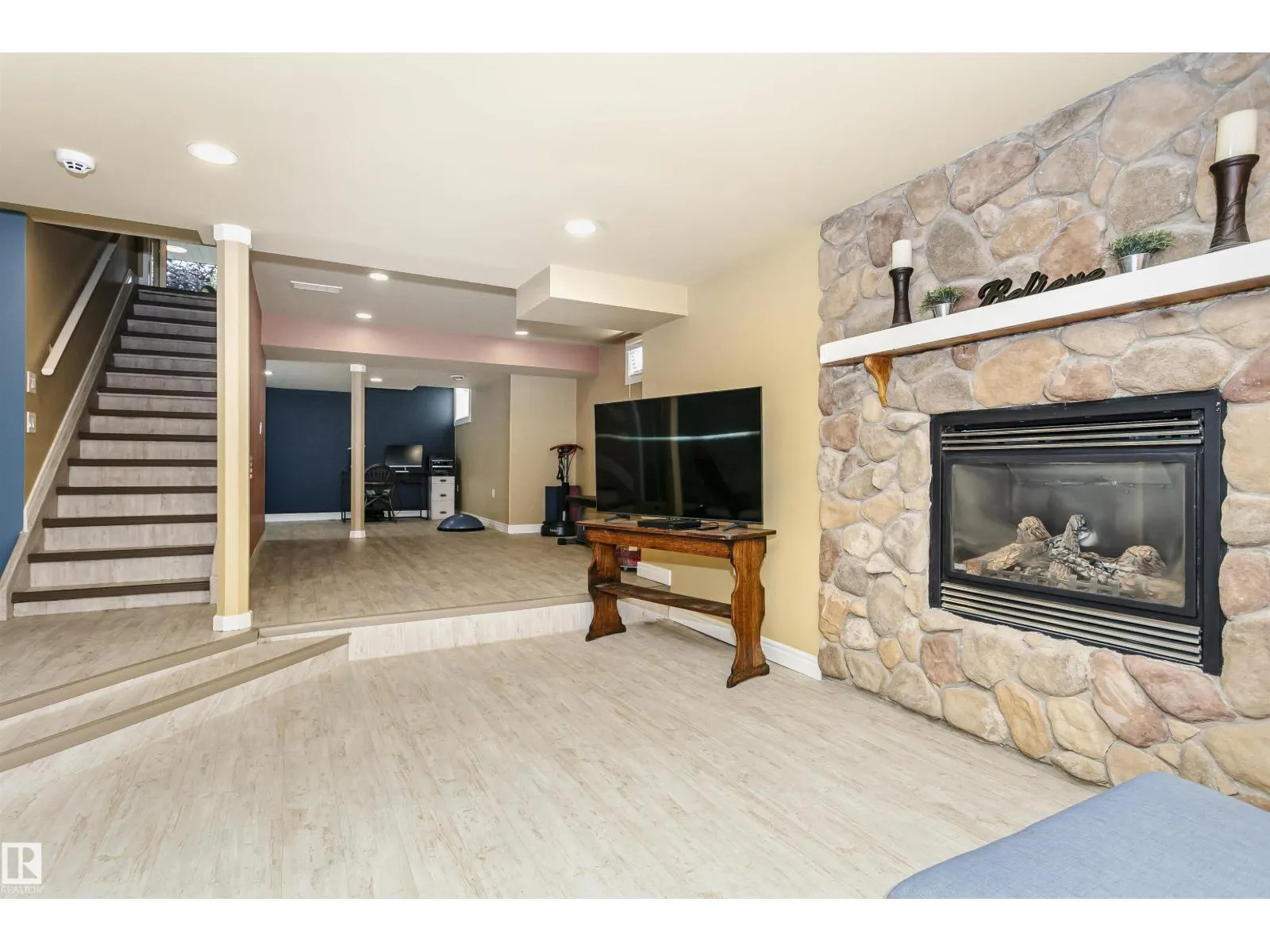 15104 42 AV NW