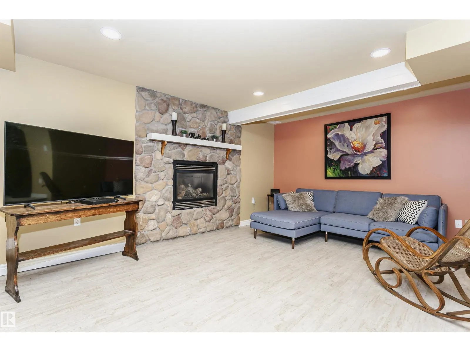 15104 42 AV NW