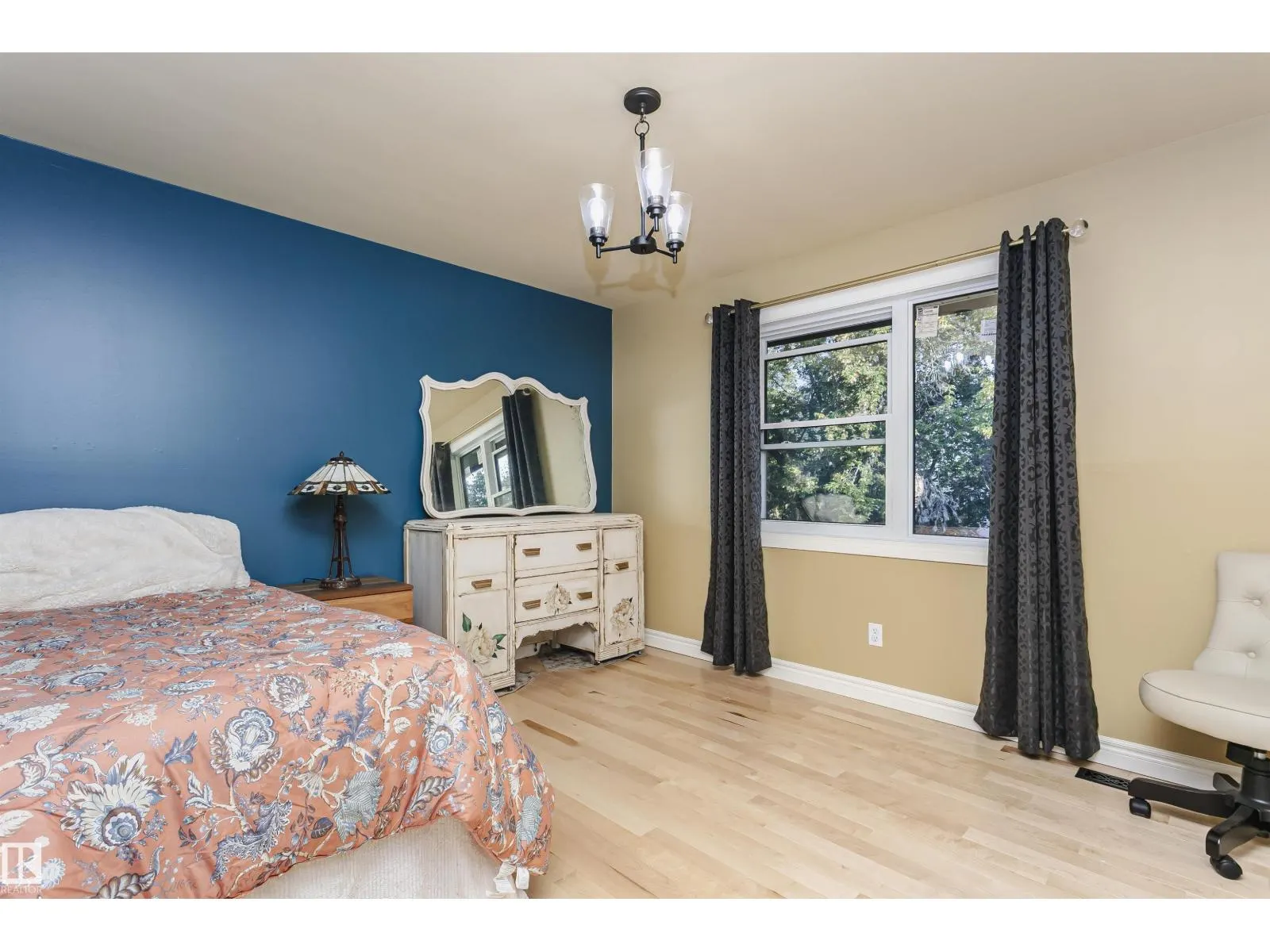 15104 42 AV NW