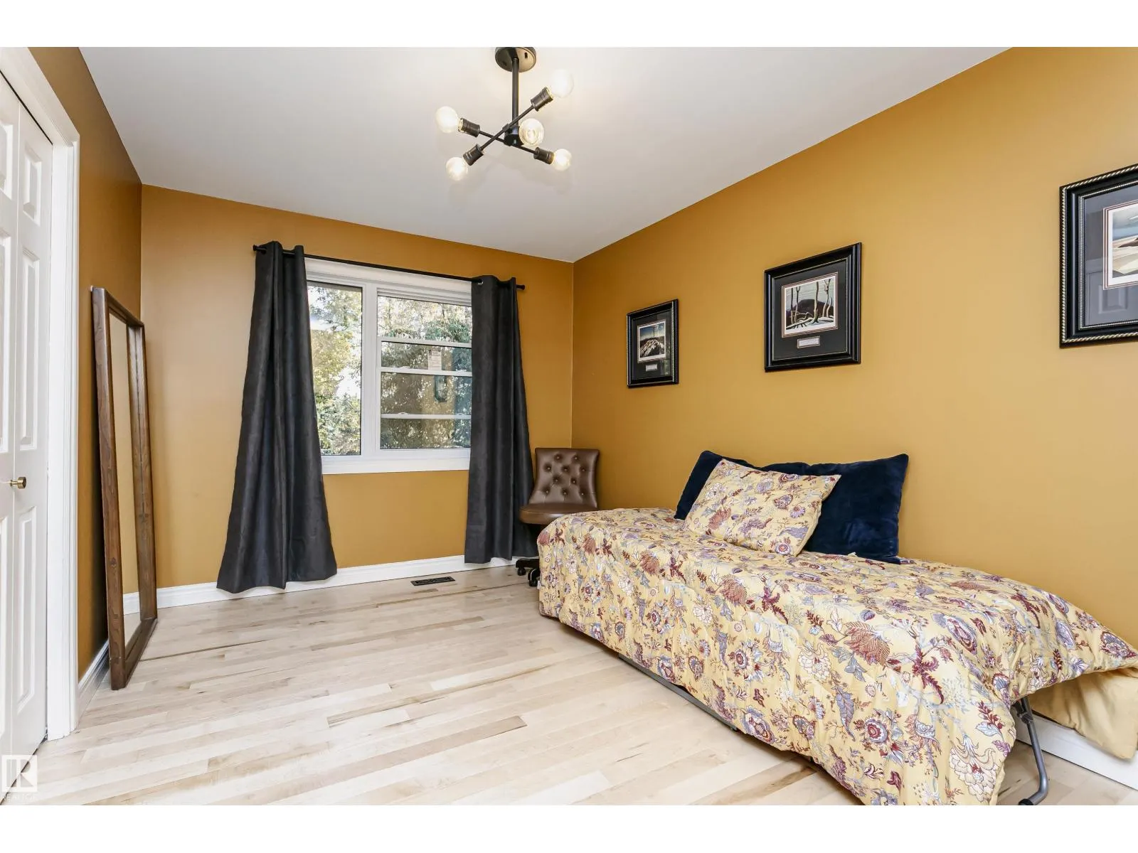 15104 42 AV NW