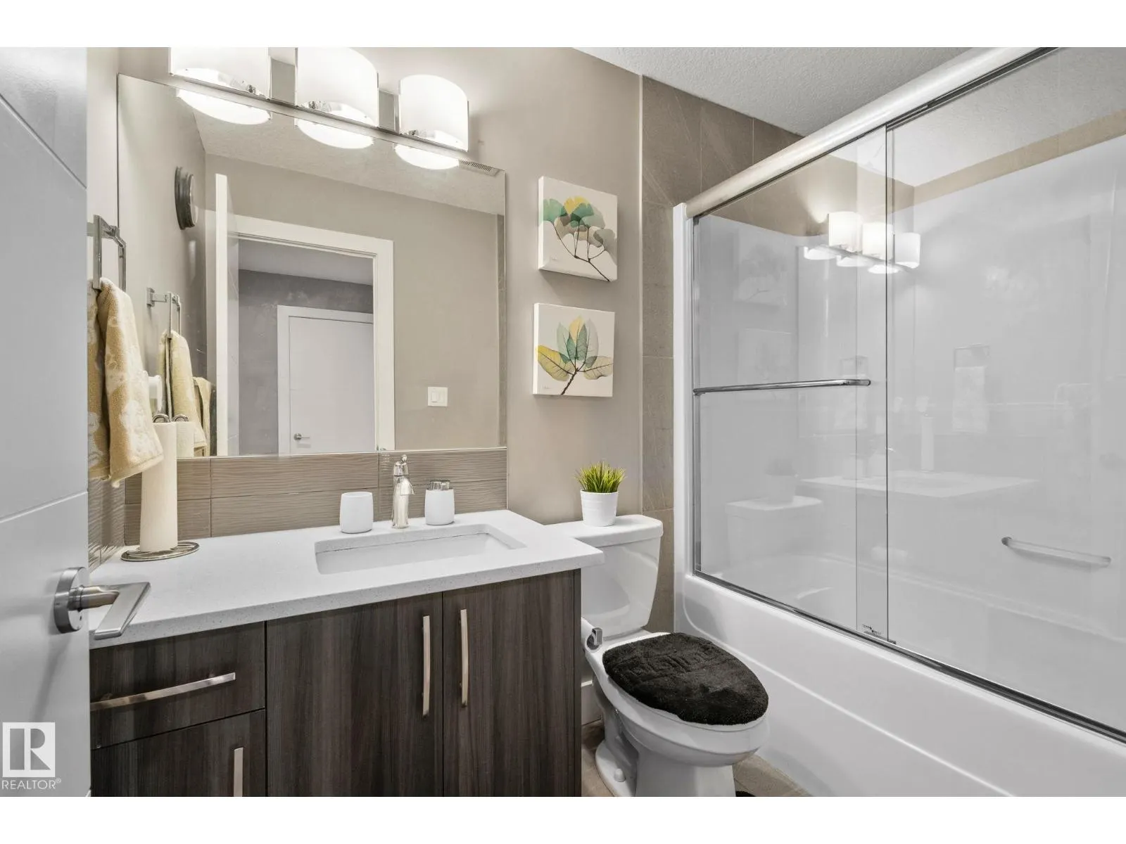 8307 81 AV NW