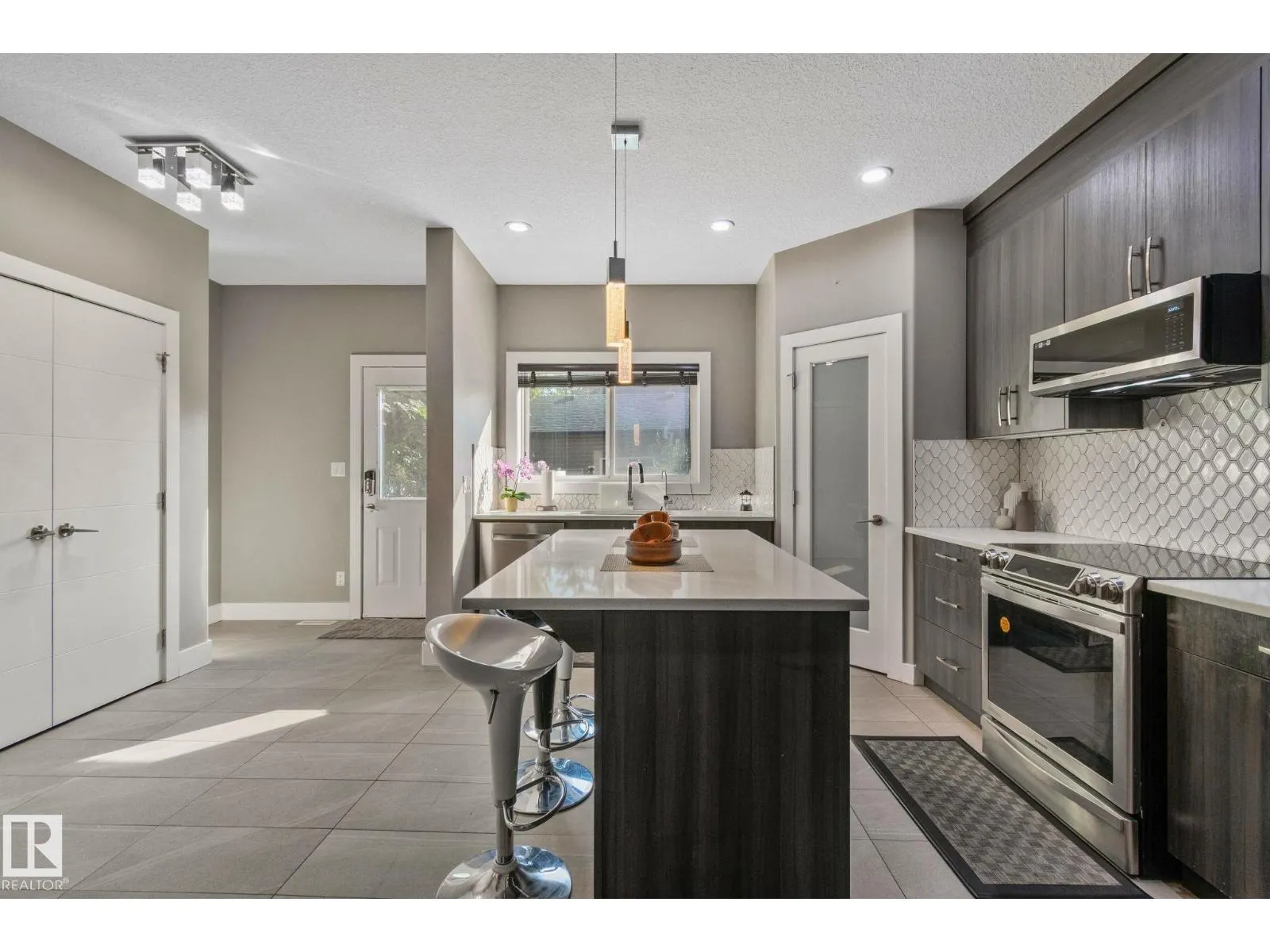 8307 81 AV NW