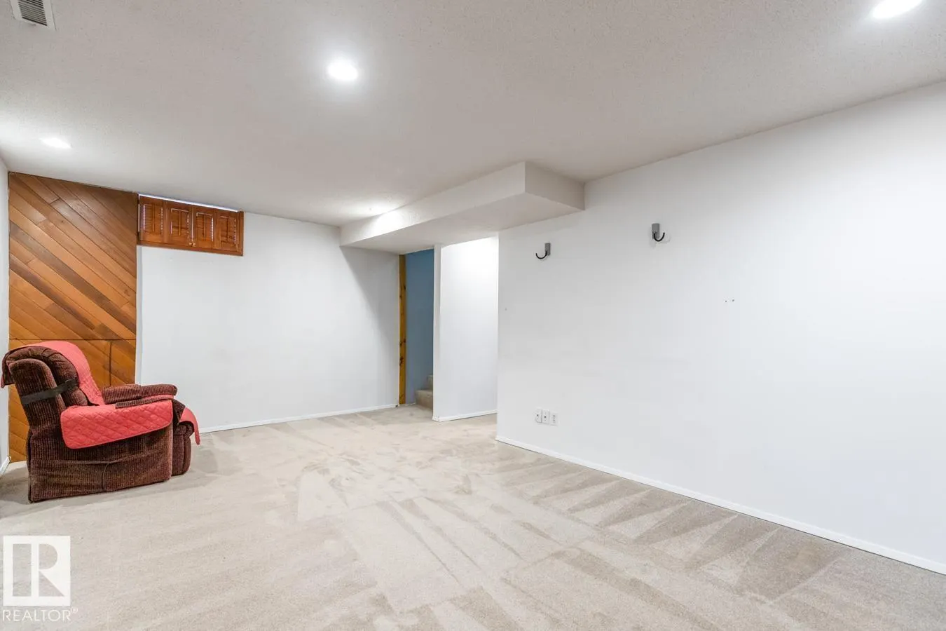5613 92C AV NW