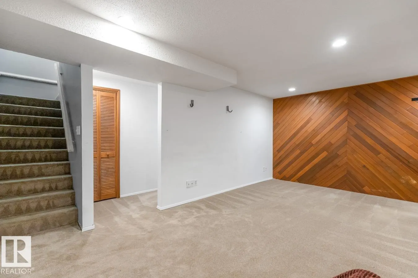 5613 92C AV NW