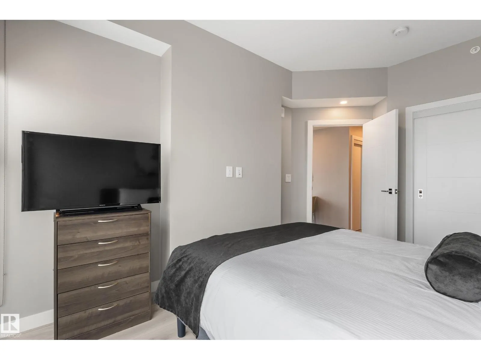 #2303 10180 103 ST NW