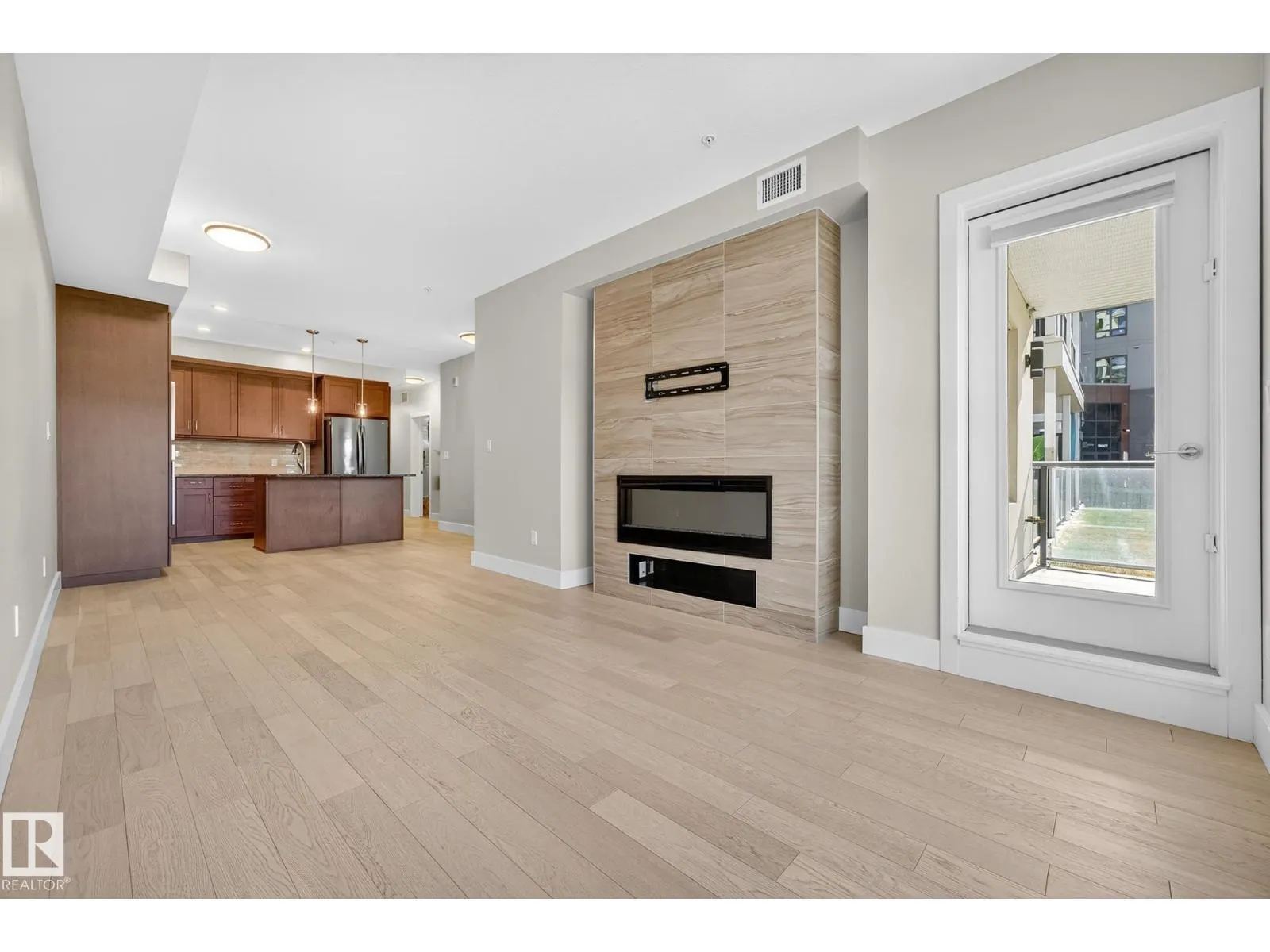 #418 200 BELLEROSE DR