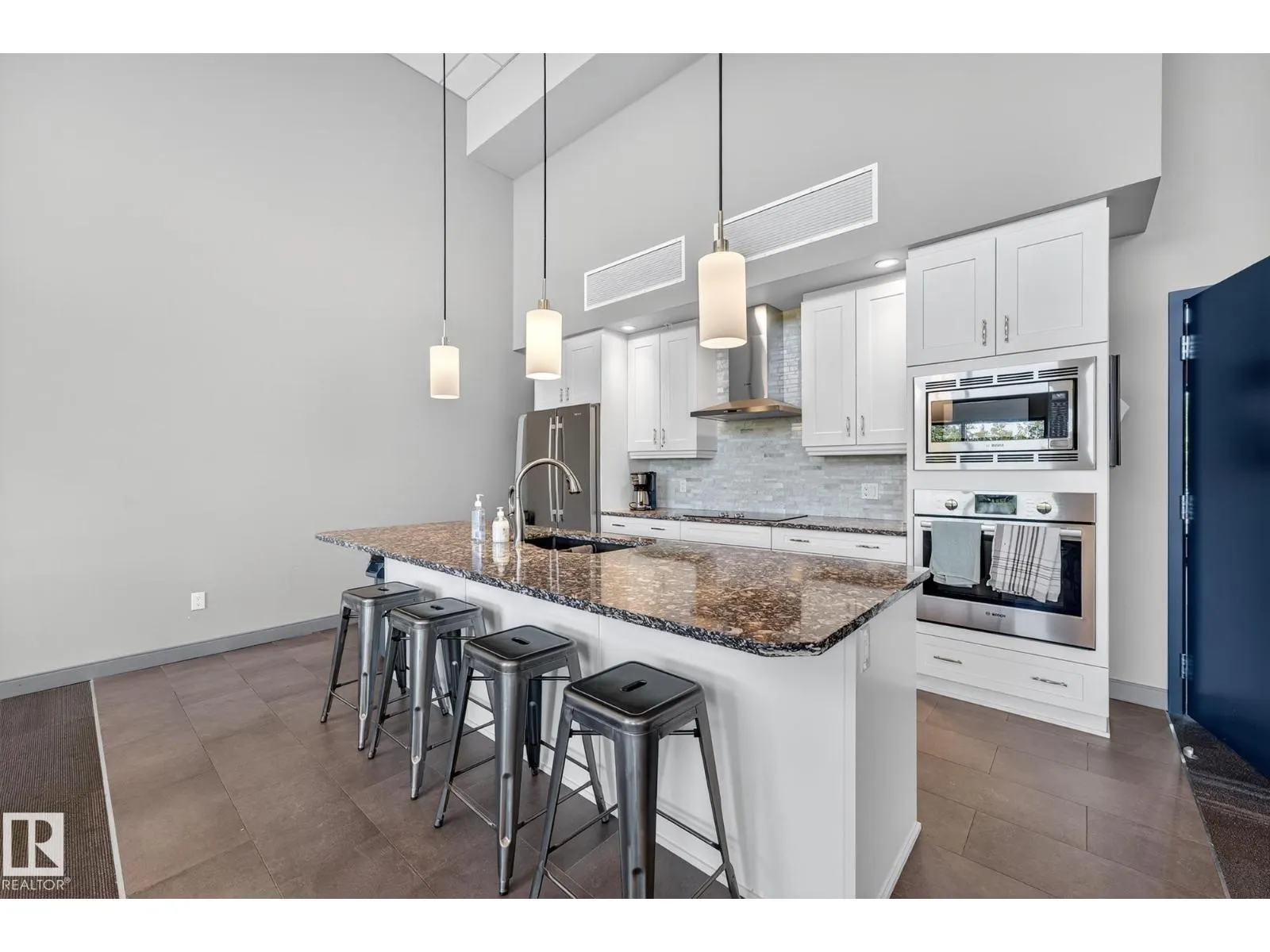#418 200 BELLEROSE DR