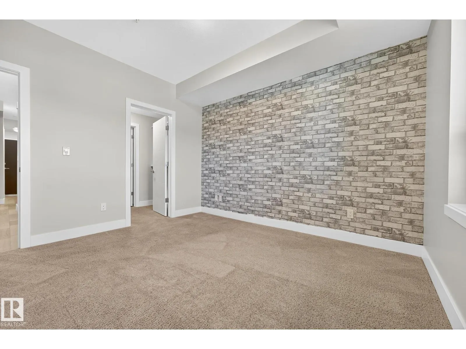 #418 200 BELLEROSE DR