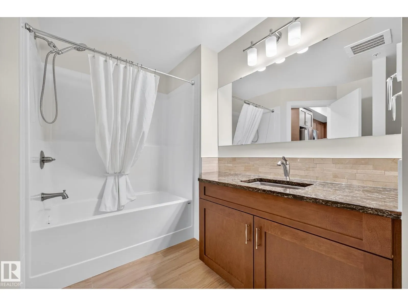 #418 200 BELLEROSE DR