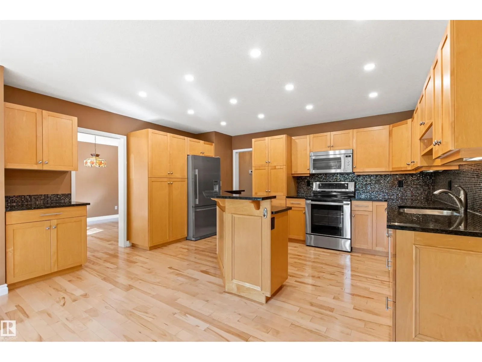 453 ROONEY CR NW