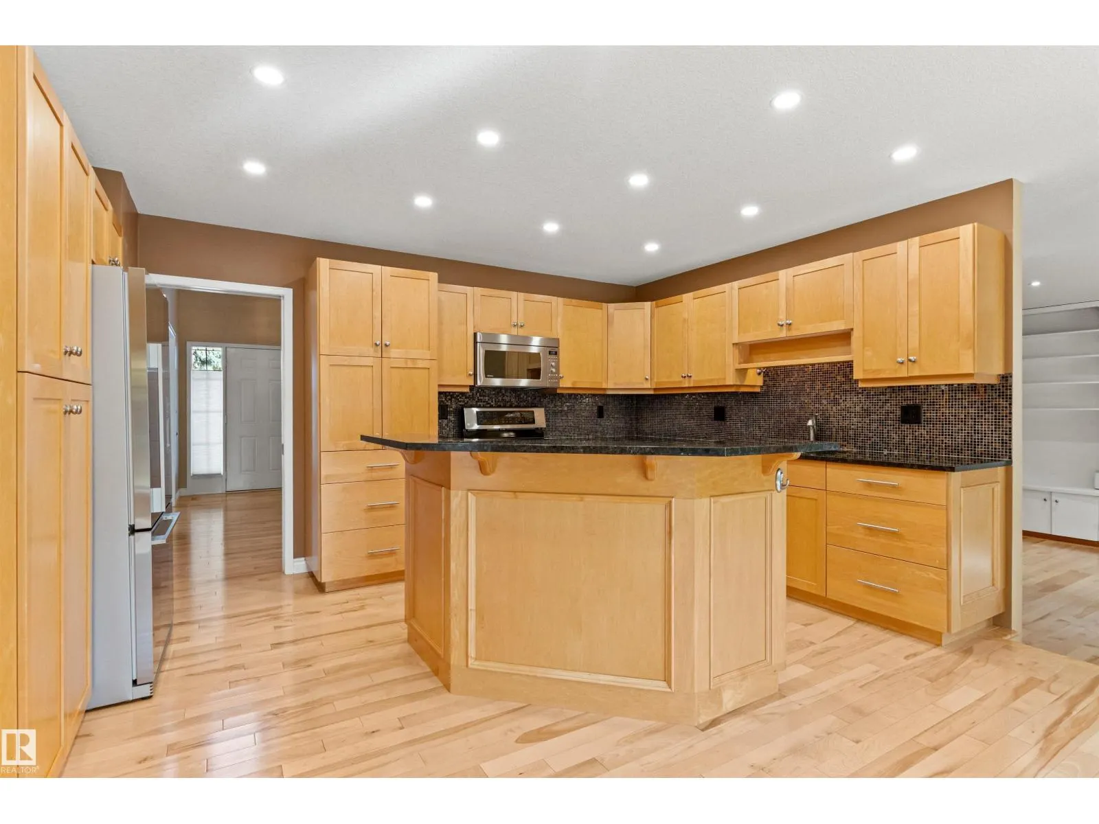 453 ROONEY CR NW