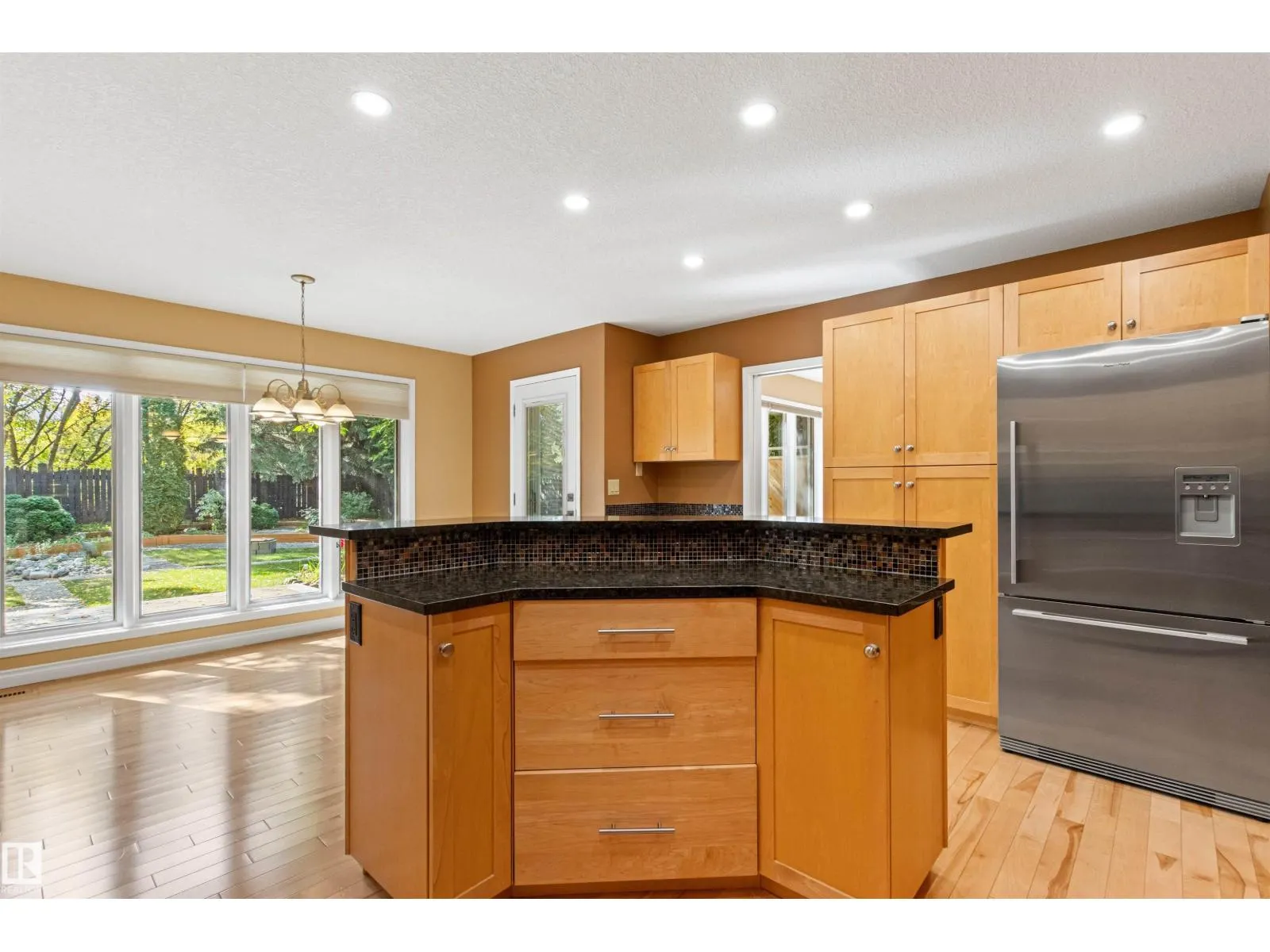 453 ROONEY CR NW