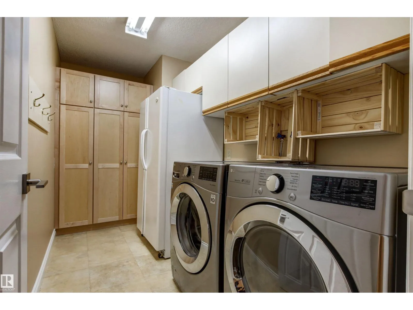 453 ROONEY CR NW