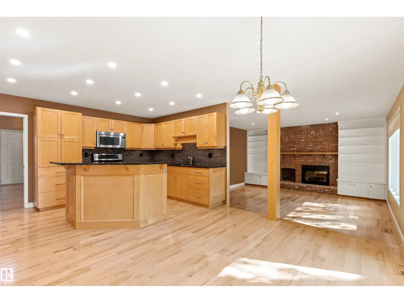 453 ROONEY CR NW