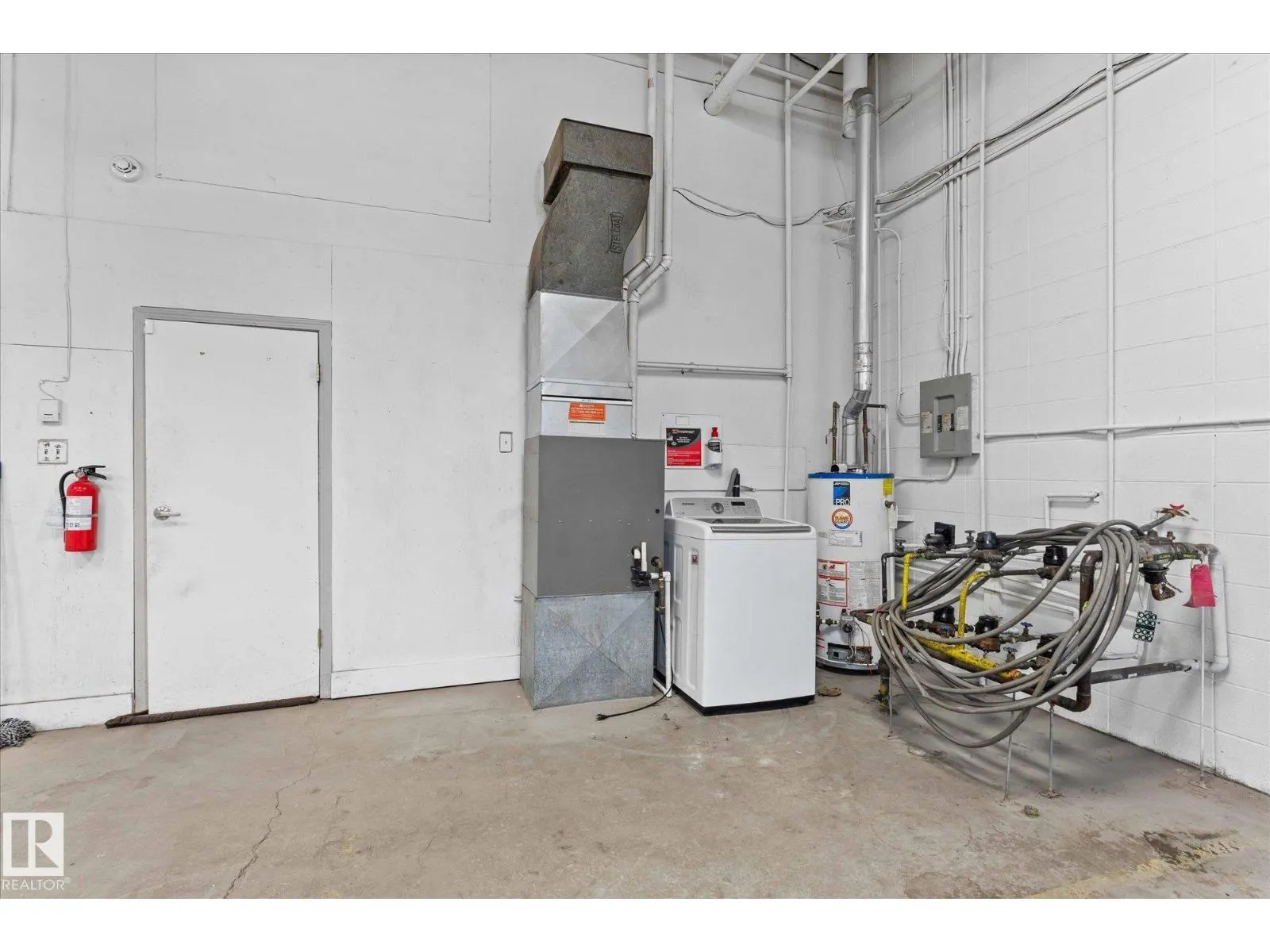 9613 62 AV NW
