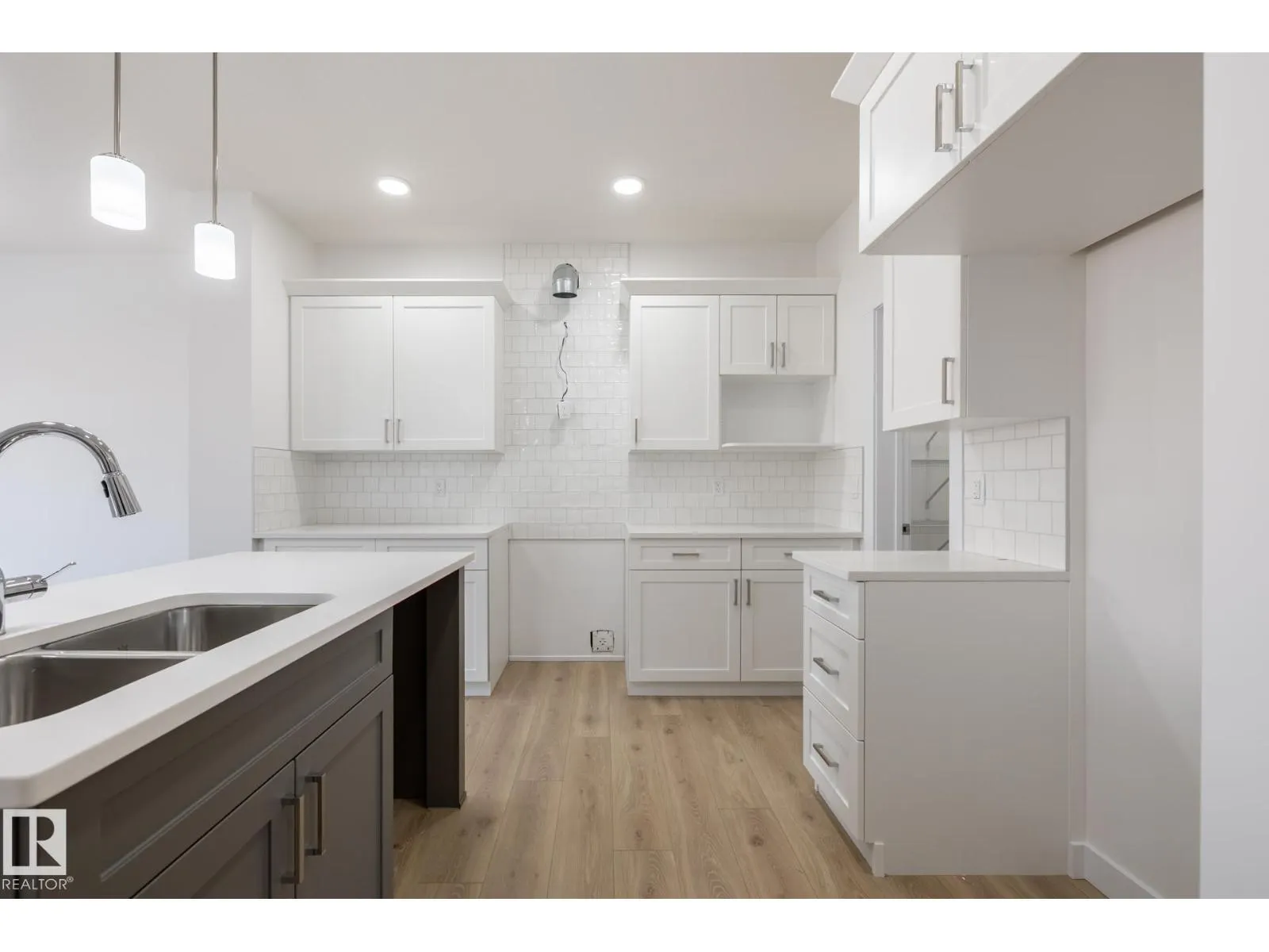 1933 209A ST NW