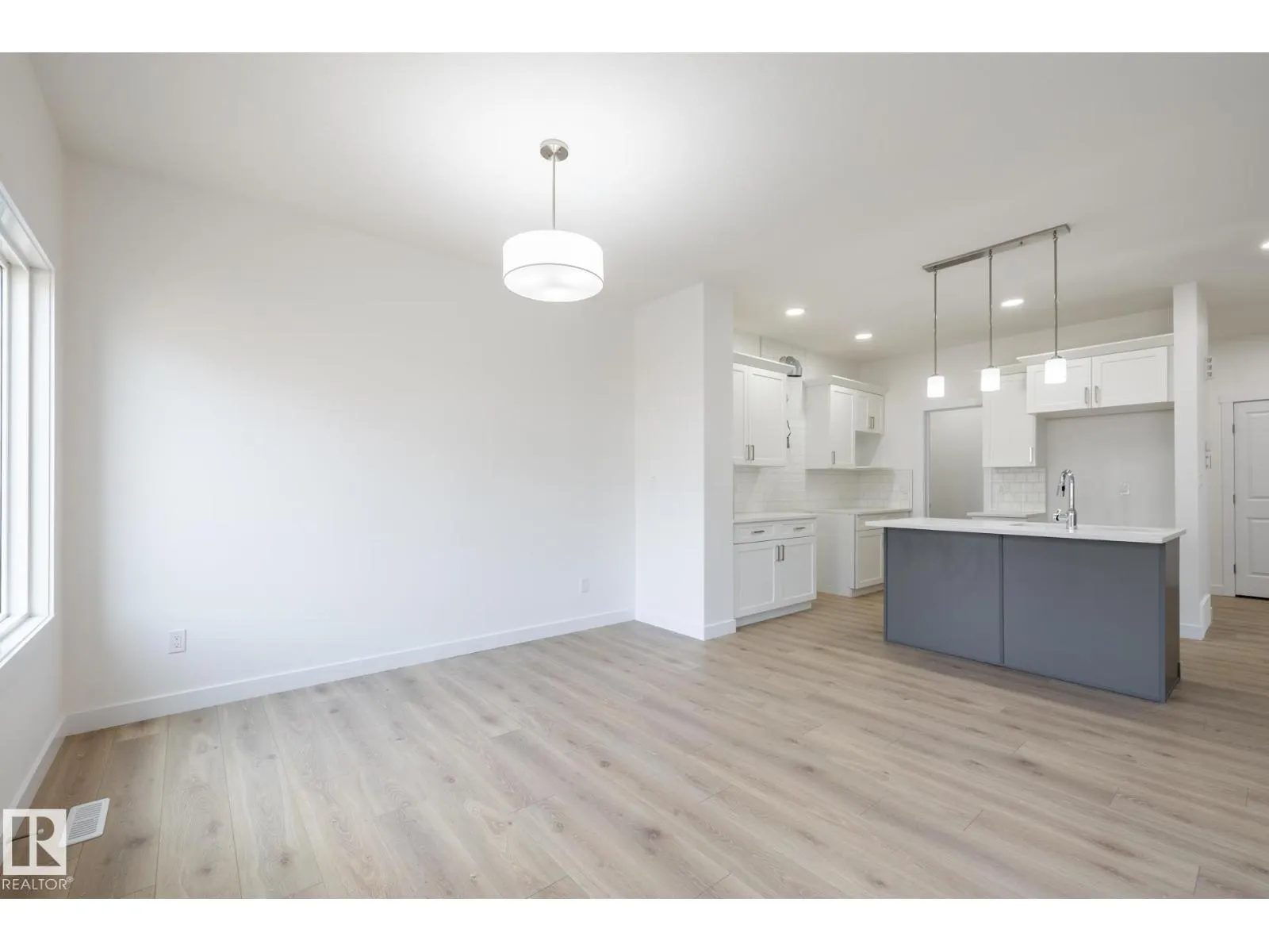 1933 209A ST NW